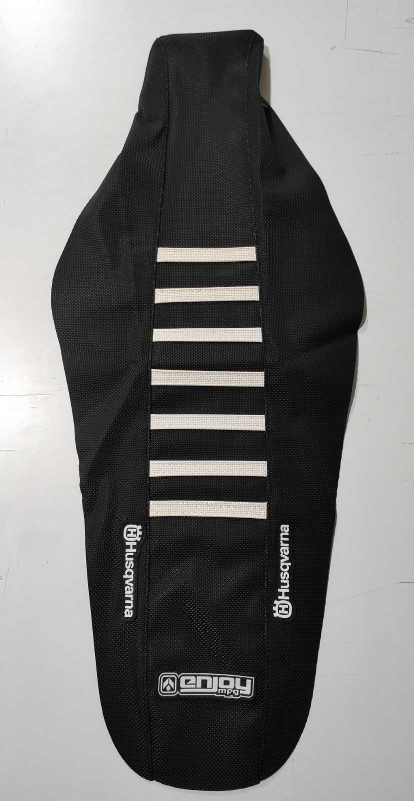 Enjoy Manufacturing, ENJOY MANUFACTURING HUSQVARNA SEAT COVER TC FC 2023 RIBBED LOGO, BLACK / WHITE